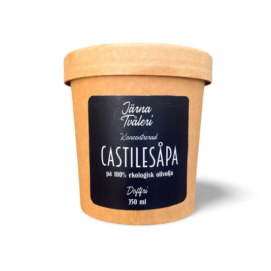 Denna såpa är jättefin att skura trägolv med men fungerar till alla andra tänkbara ytor, inkl toalett och kök. Castilesåpa är det mildaste städmedlet för alla som har känslig hy eller är känsliga mot dofter.